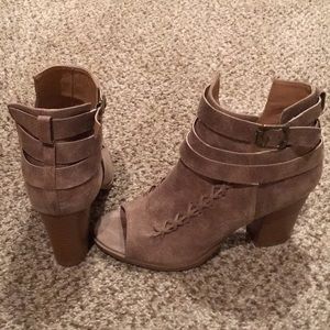 ADORABLE faux suede peep toe booties!!!💐